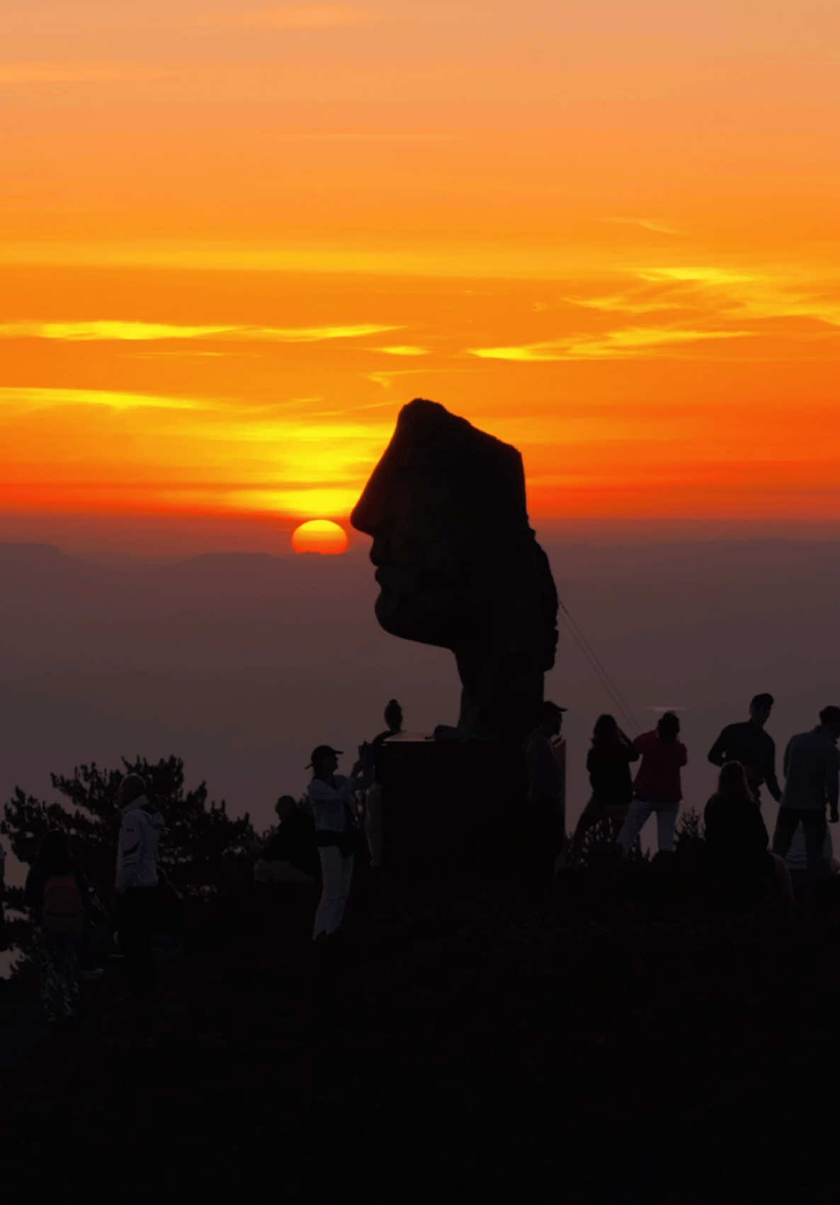 Scopri il Teseo Screpolato, un’imponente scultura di Igor Mitoraj, situata a 1700 metri di altitudine sull’Etna, nel cuore della Sicilia. Questa straordinaria opera d’arte in bronzo, con il suo volto incompleto e screpolato, rappresenta la fragilità dell’essere umano, invitando a riflettere sulla bellezza impermanente della vita. Un incontro tra arte e natura Immerso in un paesaggio mozzafiato, il Teseo si erge tra le rocce laviche e il verde circostante, creando un contrasto affascinante. La scultura non solo arricchisce il panorama, ma si integra perfettamente con l’ambiente, rivelando la magia intrinseca del vulcano. Da questo punto panoramico, puoi ammirare il Golfo di Catania e le vette attive dell’Etna, rendendo ogni visita un’esperienza unica. Un viaggio tra mito e realtà Il Teseo Screpolato è parte della mostra “Mitoraj. Lo Sguardo, Humanitas, Physis”, che include trenta opere monumentali in tutta la Sicilia fino al 31 ottobre 2025. La scultura invita a esplorare il legame tra arte e natura, tra l’ideale classico e la realtà contemporanea. #etna #sunrise #drone #instagram #pioandreaperi