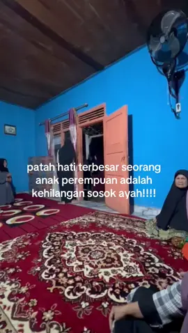 🗣️kamu kayak ga sedih di tinggi ayah kamu!!! 🗣️klo aku jadi kamu mungkin aku bakal down banget!!! orang ga bakal tau klo belum ngerasain diposisi saya dan orang ga bakal tau gimana hancurnya saya saat ayah baru selesai di makamkan dan jam itu juge saya harus berangkat lagi ke kota orang yang sama sekali ga punya keluarga untuk ngerangkul!!!! #alfatihah abah sabidi #fyp #fyppppppppppppppppppppppp 