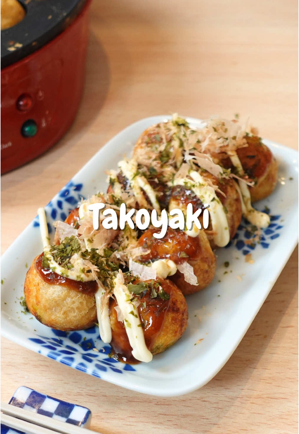 ¡Takoyaki casero, directo a tu mesa!🐙😋   Ingredientes: Aprox 72 takoyakis (depende de la plancha de Takoyaki) Harina de torigo: 250g　 　 Dashi en polvo: 10g  Salsa de soja: 8g  Agua: 1050ml  Huevo: 1 Pulpo cocido: 250g Cebolleta: aprox 3 manojos Bolitas de tempra: aprox 6-8 Cucharas Queso (opcional): a tu gusto Aceite de girasol: aprox 1.5 Cuharadas   Para los toppings Salsa de Takoyaki (o okonomiyaki) Mayonesa Katsuobushi Alga aonori   1. Corta el pulpo en trozos pequeños. Ajusta el tamaño según el tamaño de la plancha de takoyaki. 2. Corta la cebolleta. 3. Mezcla la harina de trigo, el agua, el dashi en polvo, la salsa de soya y el huevo. 4. Calienta bien la plancha de takoyaki y unta aceite por toda la superficie. 5. Vierte la masa en la plancha y agrega el pulpo, la cebolleta, las bolitas de tempura (tenkasu) y queso (opcional). 6. Usa un palillo de bambú para girarlos. Dale vueltas poco a poco hasta que se forme una forma redonda. (Algunas partes de la plancha están menos calientes, así que rota los takoyakis para que se cocinen parejo.) 7. Sirvelos con salsa de takoyaki, mayonesa, katsuobushi y alga aonori. #takoyaki #pulpo #recetasjaponesas #cocinajaponesa #recetasfaciles #yamamotokitchen #estilojapones #recetascaseras #comidajaponesa #comidacallejera 