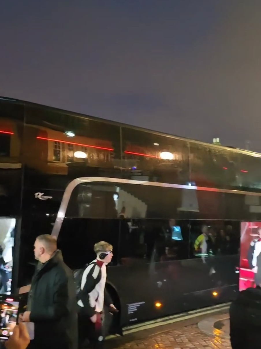 United arrive at Fulham #mufc #manchesterunited #fulmun #unitedontiktok 