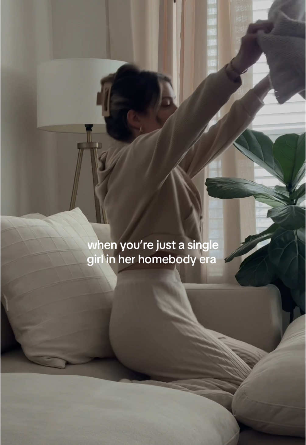 Where are my homebody bravo and book lovers at?  But really, not leaving the house… unless it’s to help you sell or buy your dream home 😉  #cozyathome #homebodylife #cozyvibes #singlegirlsbelike 