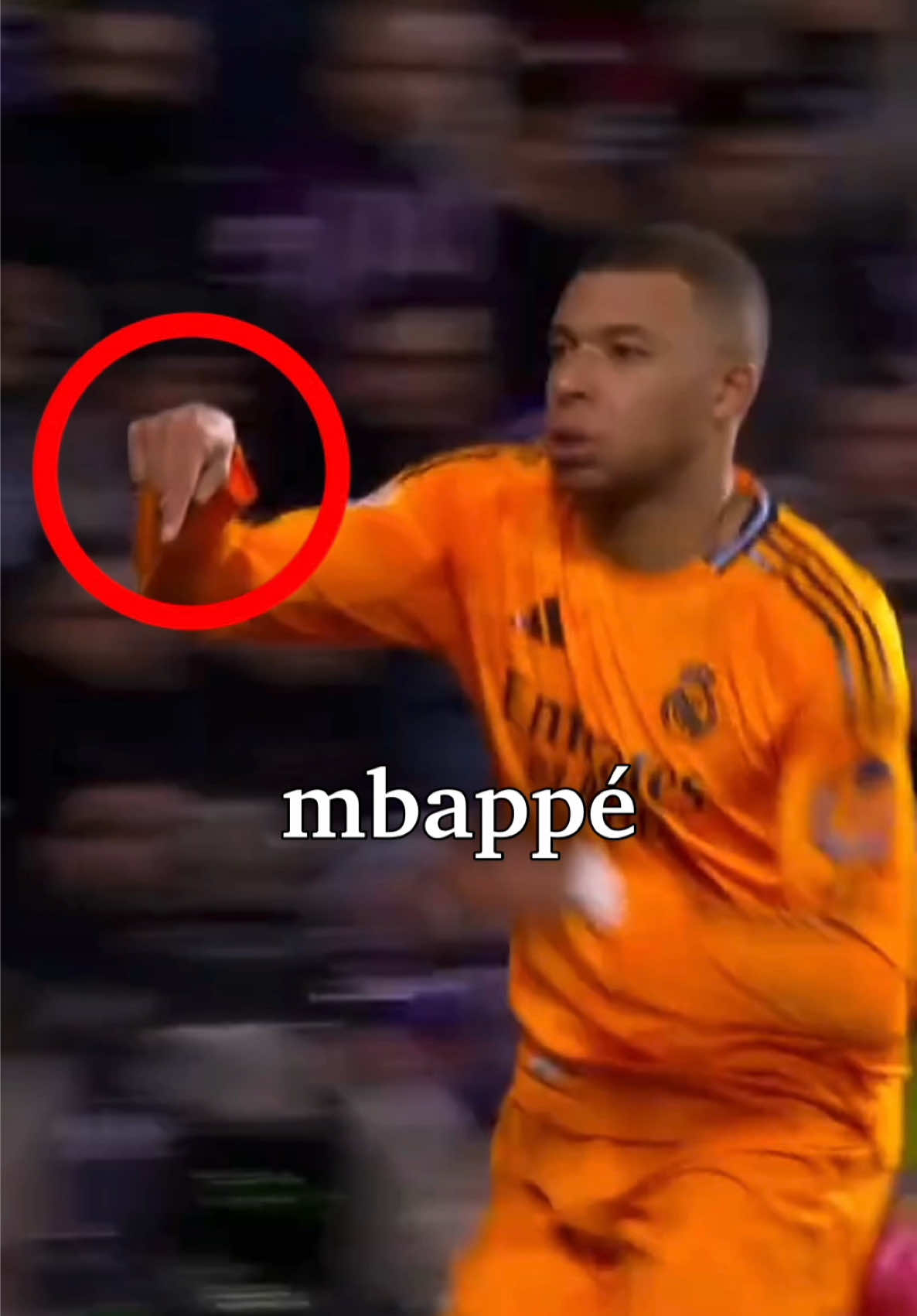 Pourquoi Mbappé fait-il un signe aux caméramans avant de célébrer ses buts ?