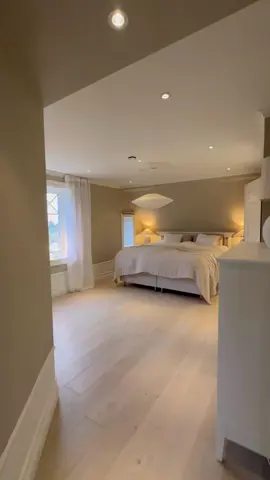 Vårt sovrum med ett tillrörande badrum och garderob 🤍 