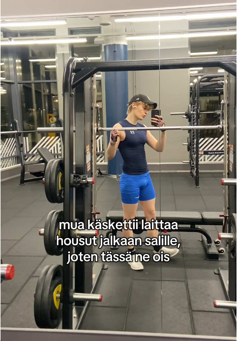 hanskat jäi, koska niillä saa hyvän otteen taljasta 💪 #suomitiktok #kuntosali #Fitness 
