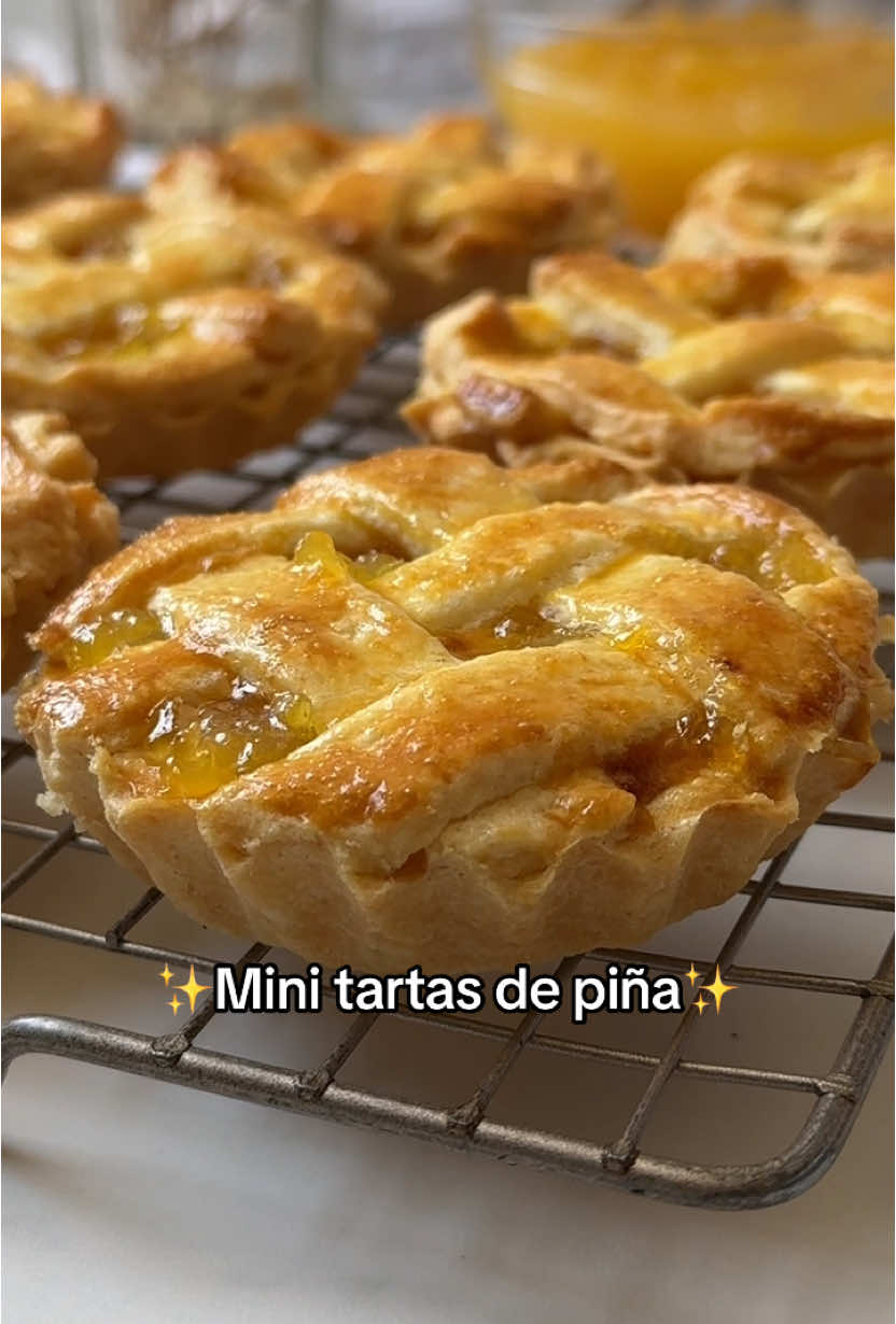 Mini pie de piña🍍😍 Ingredientes✨ 250gr de harina de trigo sin preparar/todo uso (2tzas) 125gr mantequilla fría en cubos 75gr de azúcar blanca (1/4tza + 2cdas) 1 huevo temp ambiente Primer horneado a 180°C por 10min. Segundo horneado a 180°C por 15-20min. Salen 8 tartas de 8cm aprox🙌🏼 #piedepiña #recetasfaciles #postres #tartas 