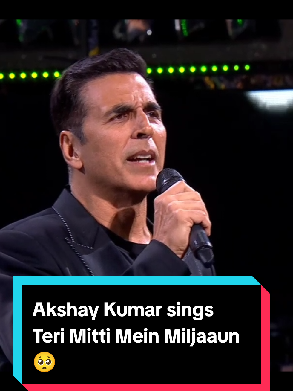 Akshay Kumar sings Teri Mitti Mein Miljaaun 🥺 #indianidol #indianidol15 #indianidolseason15 #akshaykumar #vishaldadlani 