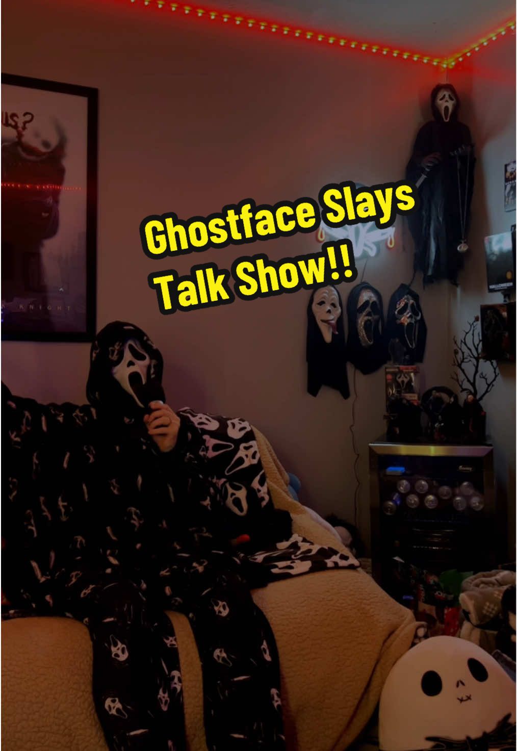 Welcome to my late night show!! *please follow prompts on the teleprompter or turn into Tatum iykyk* THANKS FOR JOINING!! 👻🖤 #scream #ghostface #horrortok #screammovie #ghostfacescream #ghostfacecosplay #ghostfacemask #mask #cosplay #maskedmen #BookTok #foryou #fyp #cosplayer #horror #scream7 