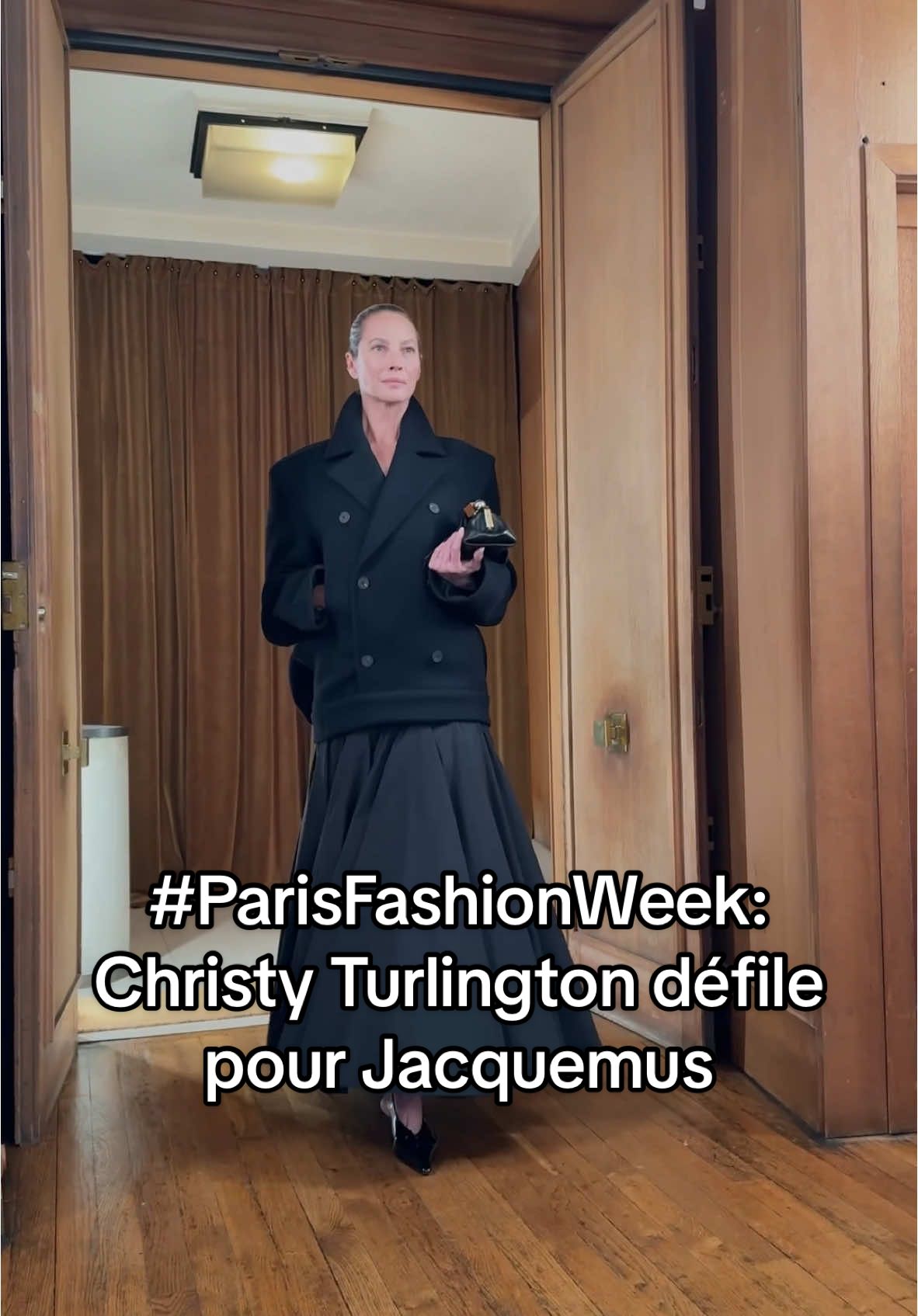 #ChristyTurlington a défilé pour la collection #Jacquemus automne/hiver 2025-2026 présentée dans l’appartement parisien d’Auguste Perret.  #pfw #voguefrance 