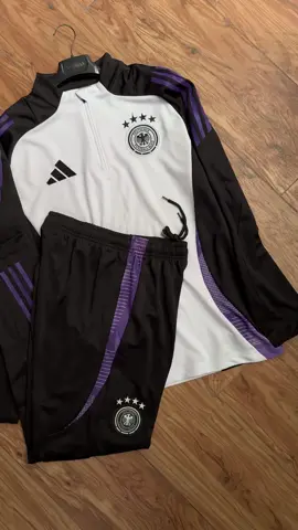 Se liga no kit de treino da Alemanha, tá pesado demais! A jaqueta chega chamando atenção, branquinha daquele jeito clean, fina demais. E pra dar aquele contraste brabo, os braços vêm no preto, deixando o visual muito estiloso, tipo coisa de patrão mesmo. Já a calça segue no pretão, bem elegante, combinando perfeitamente com o restante do conjunto. Tá show de bola, mano, perfeito pra representar na resenha ou até mesmo no rolê. Os caras capricharam demais nesse kit, sem erro! #escudonopeito #alemanha #vistacomestilo #camisadetime #futebol