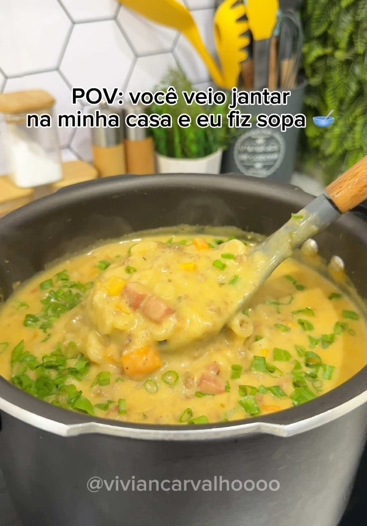 Imagina chegar na minha casa e ser recebido com essa sopa deliciosa 🤤 já me conta se por aí sopa tbm é janta? #sopa #sopadecarne #sopacomcremedebatata #cremedebatata #receitafacil 