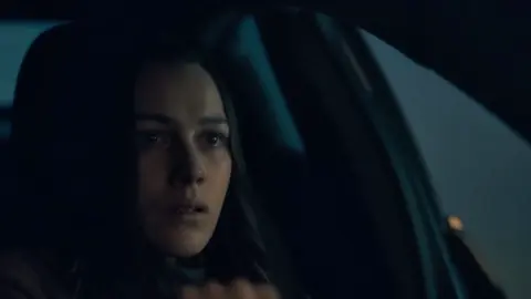 Porch light means it’s time to come home #thehauntingofhillhouseedit #thehauntingofhillhouse #nellcrain #nellcrainedit #victoriapedretti #victoriapedrettiedit #thehauntingofblymanor #thehauntingofblymanoredit 