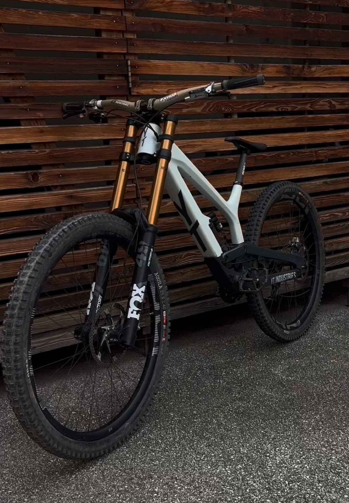 Esas si que lo son 😮‍💨 #mtb #mtbcommunity #mtblifestyle #mtbbike #mtblove #mtbbike #bike #downhill #fyp #parati #edit #sophierain #yt #santacruz #mondraker #commencal #yttues #inalcanzables #viral_video #mtbfeeling #mtbnation #memestiktok #tiktokspain 