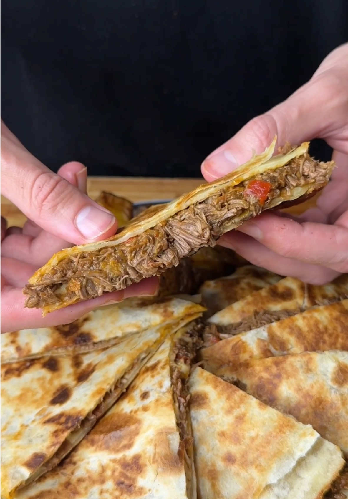 CARNE Y QUESO: una de las mejores combinaciones que existen 😉 • Hoy tenía ganas de cenar algo distinto así que me fui al súper a ver si me inspiraba para crear un plato nuevo. Compré lo que ven en el video y salió un platazo 💪🏻 • 𝕀𝕟𝕘𝕣𝕖𝕕𝕚𝕖𝕟𝕥𝕖𝕤: • 1kg de Carne 🥩 (yo usé palomita, pero puede ser cualquiera más bien económica!) • 1 Cebolla 🧅  • 1 Morron Rojo 🫑  • 2 Tallos de Apio • 1 Diente de Ajo 🧄  • 2 Hojas de Laurel 🌿  • Vino tinto, Salsa Inglesa y Puré de Tomate 🍅  • 4 Rapiditas XXL 🌾  • Queso muzzarella • Y lo acompañé con unas buenas papas al horno para terminar esta cena que es un diez 👍🏻 • #carne #queso #cheese 
