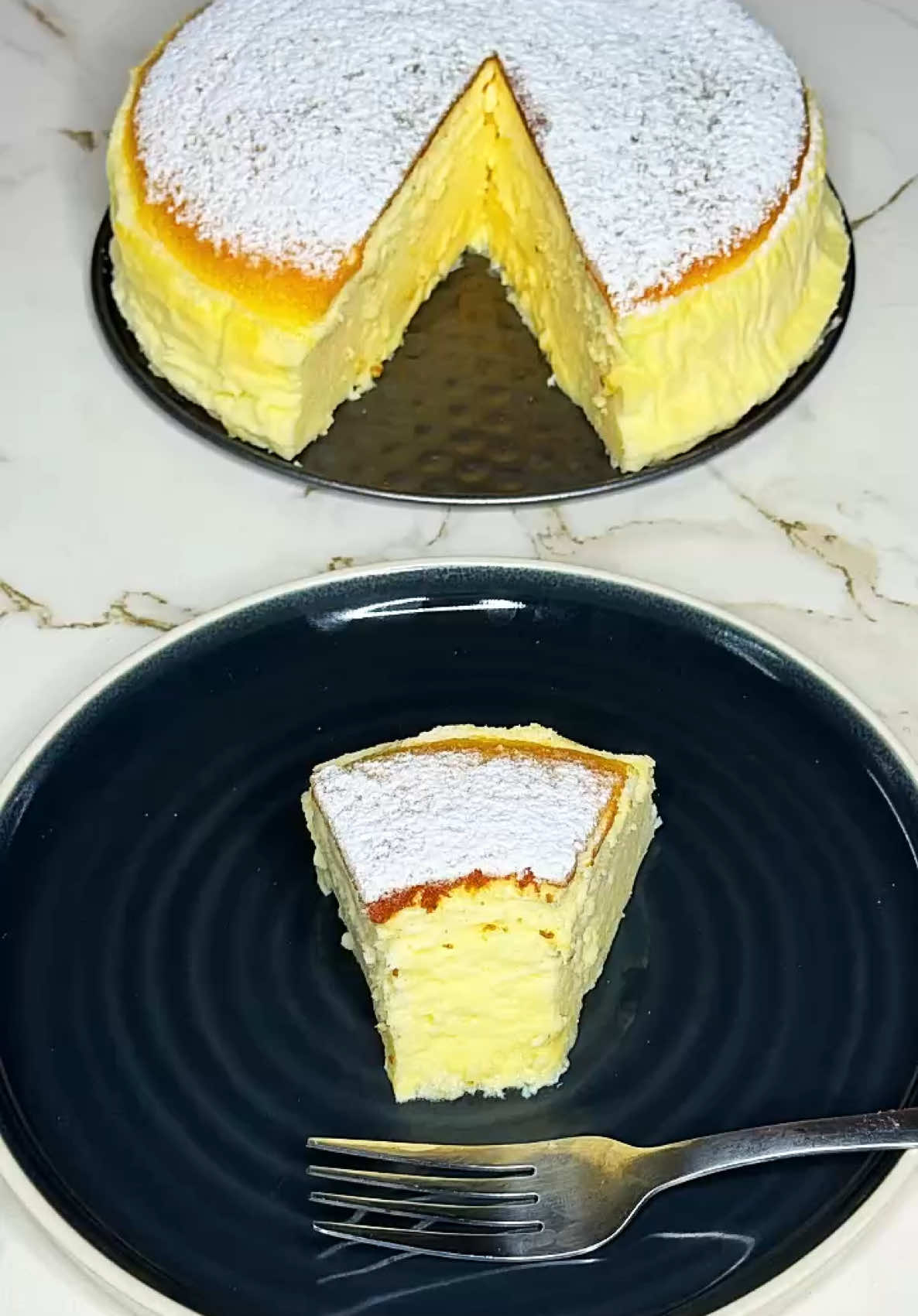 Esto no es una pastel. Es una auténtica nube, suave, esponjoso y delicioso.  La receta paso a paso y con todos los detalles está disponible en mi canal de YouTube el enlace está en mi perfil ☝️ suscríbete si aún no lo has hecho para que no te pierdas ninguna receta nueva 👍 • • • #viral #tik_tok #fyp #pastel #recetas