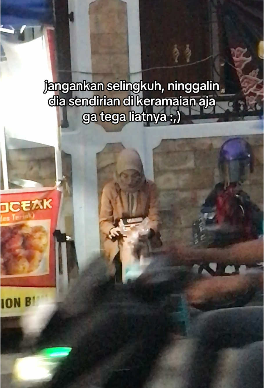 padahal cuma beli es teh doang di sebrang jalan, tapi gak tega ngeliat dia sendirian. prinsipku pokoknya kemana-mana harus sama aku! biar aku yang jagain dia, wanitaku🤍 #couple #storywa #lewatberanda #xyzbca 