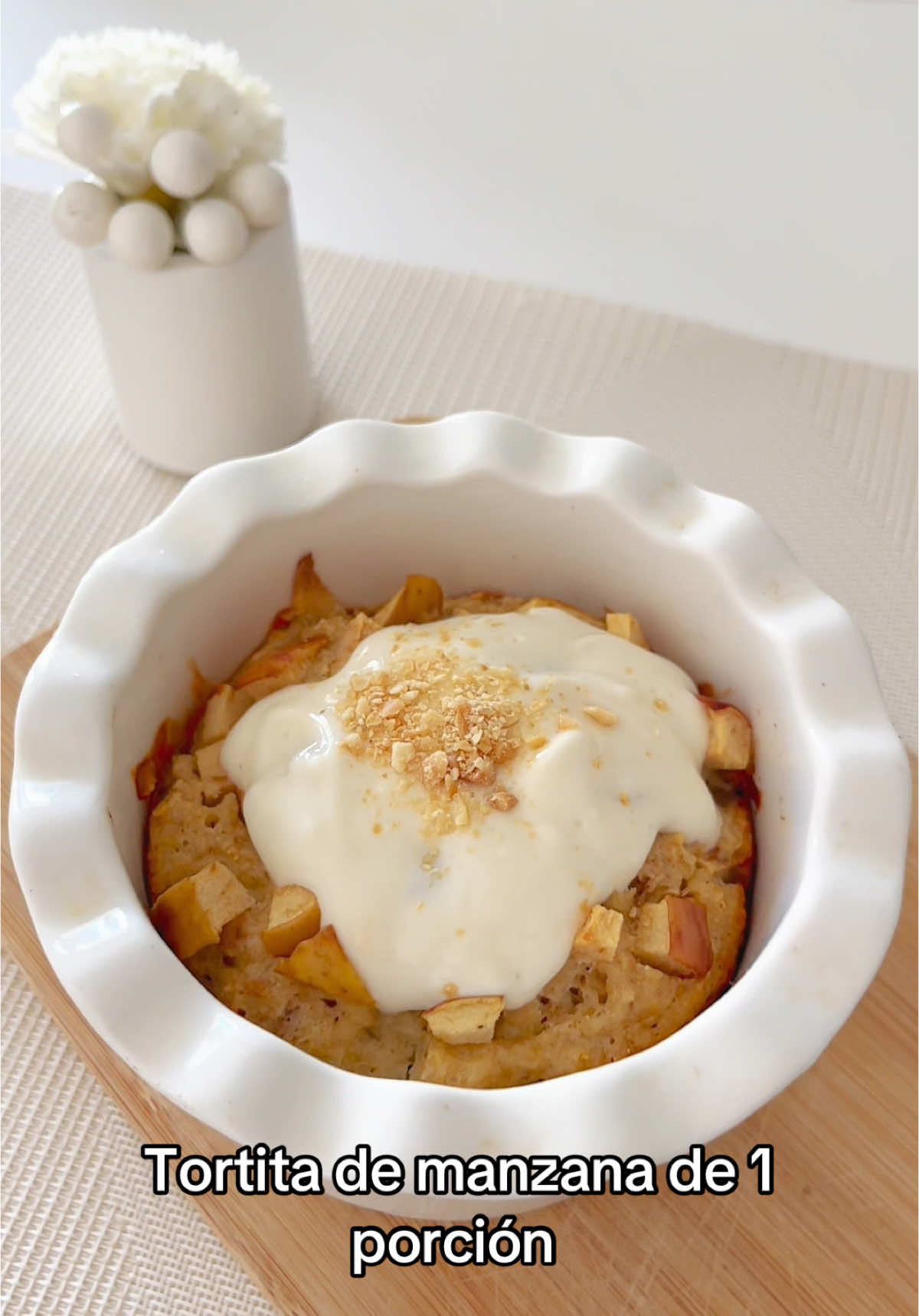 Tortita de manzana 🍎 y yogur de 1 sola porción  Necesitas  - 40 gr de avena  - Stevia al gusto  - 1/2 cucharilla de polvo de hornear  - 1/2 taza de yogur griego  - 1 huevo  - 1/2 manzana picada  #Receta #recetas #torta #manzana #avena #recetasaludable #recetassaludables #recetassanas 