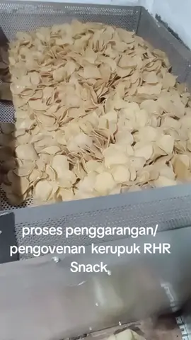 proses penggarangan/pengovenan kerupuk RHR Snack #fyp #viraltiktok #kerupuk