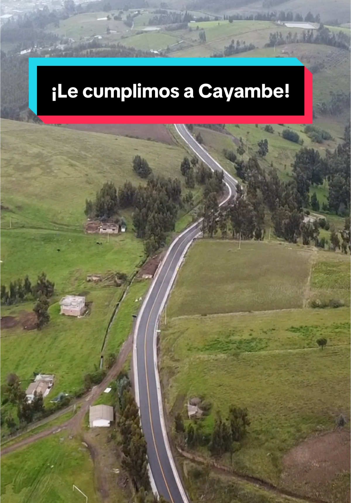 ¡Feliz de cumplir con Cayambe! 😊 Aquí les muestro lo linda que quedó la vía La Bola - Larcachaca, en Cangahua. 🚜✨   Con orgullo, la @Prefectura de Pichincha cumple la palabra y seguimos entregando obras para mejorar la calidad de vida en la #PichinchaInvencible 💪🚀