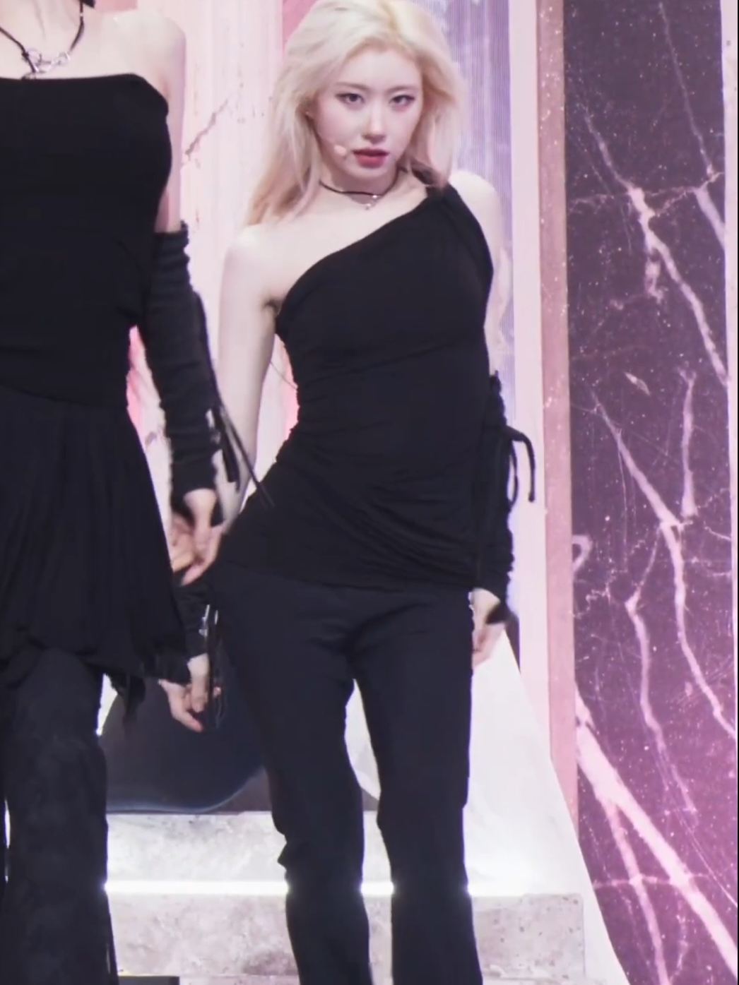 Chaeryeong w blonde hair is so pretty #imaginaryfriend #chaeryeong #itzy #fancam #viral