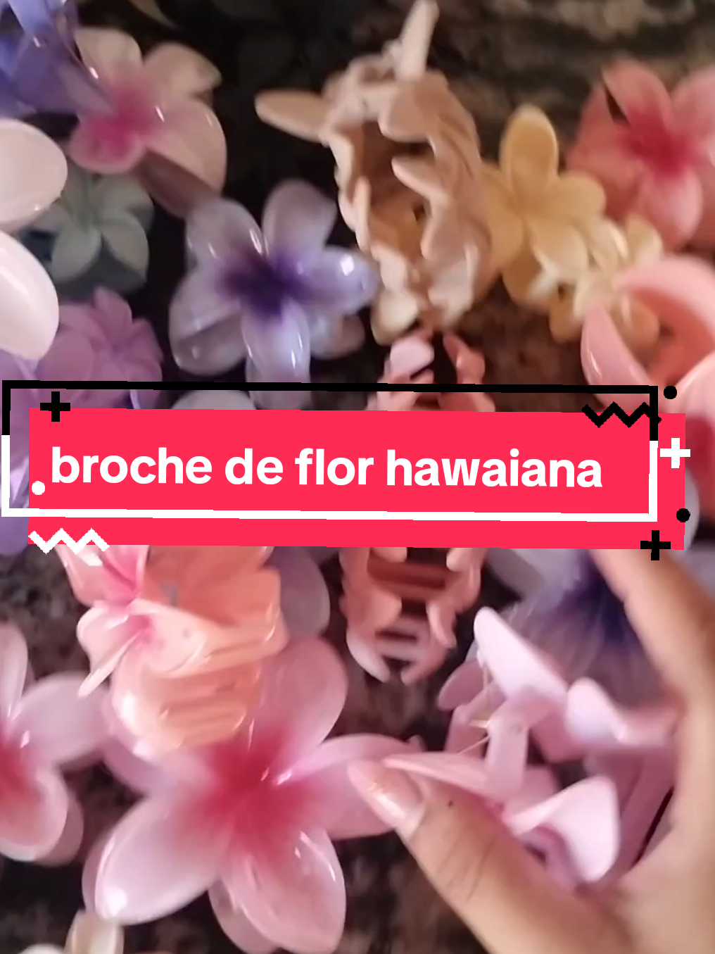 Te encanta esa flor que ves en todos lados pero no querés hacerte el típico rodete... lo más lindo de todo es que viene de tantos colores y tamaños que vas a poder combinarla con todo. 🌸 #paratiiiiiiiiiiiiiiiiiiiiiiiiiiiiiii #pyf #broche #florhawaiana #pinterest #peinadosfaciles 