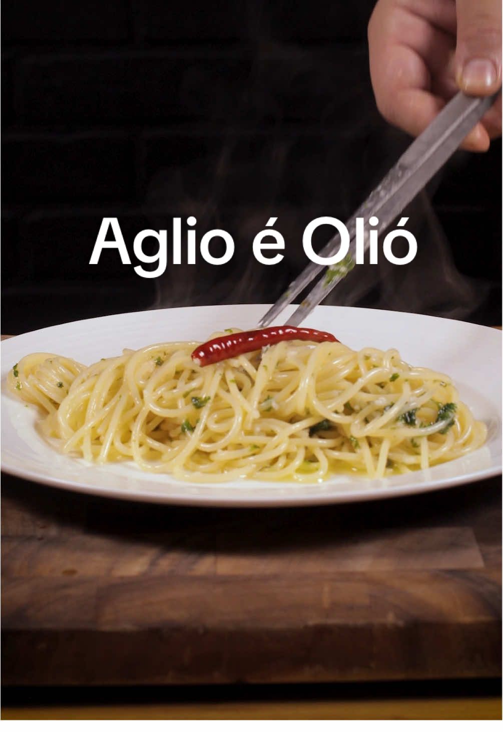 De mis pastas favoritas, no hagan enojar a los italianos quebrando la pasta 😂🍝 #pasta #aglioeolio #recetas #fyp