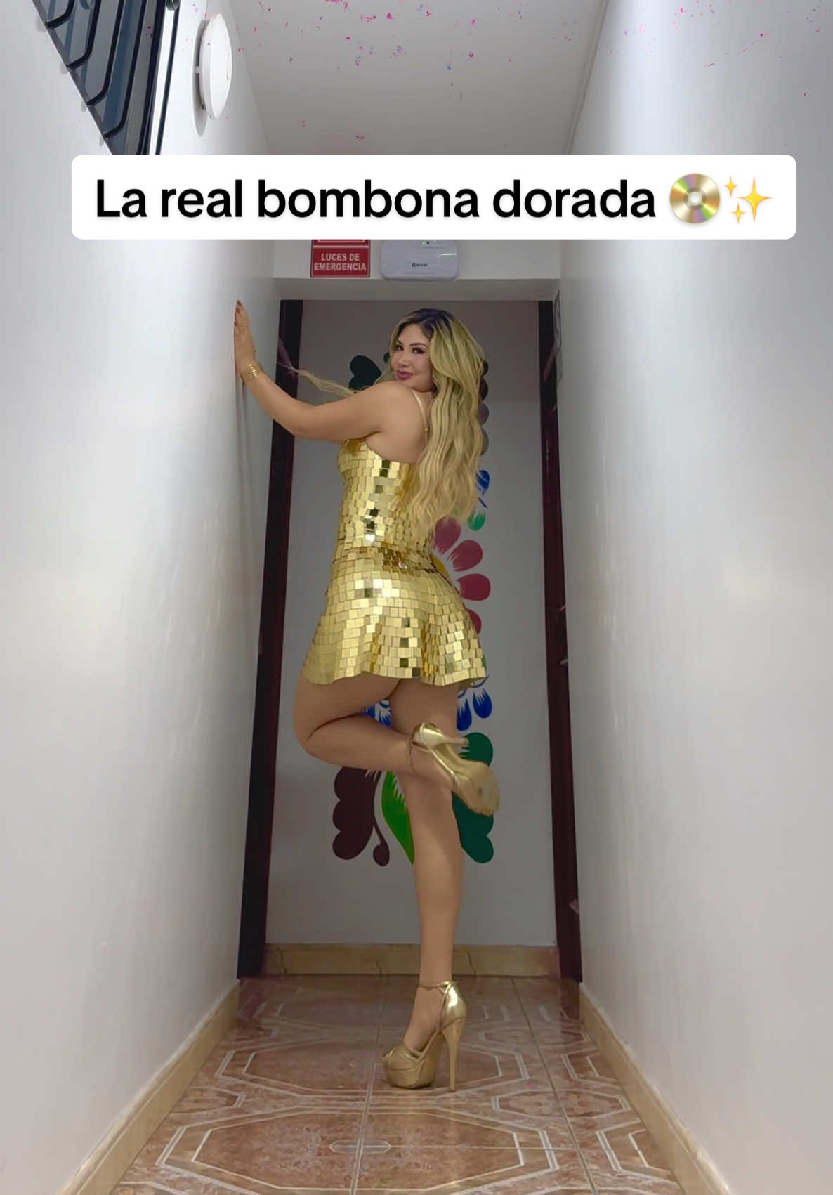 #claudiaserpa #dorada #bombona #golden #oro #showtime #perú 