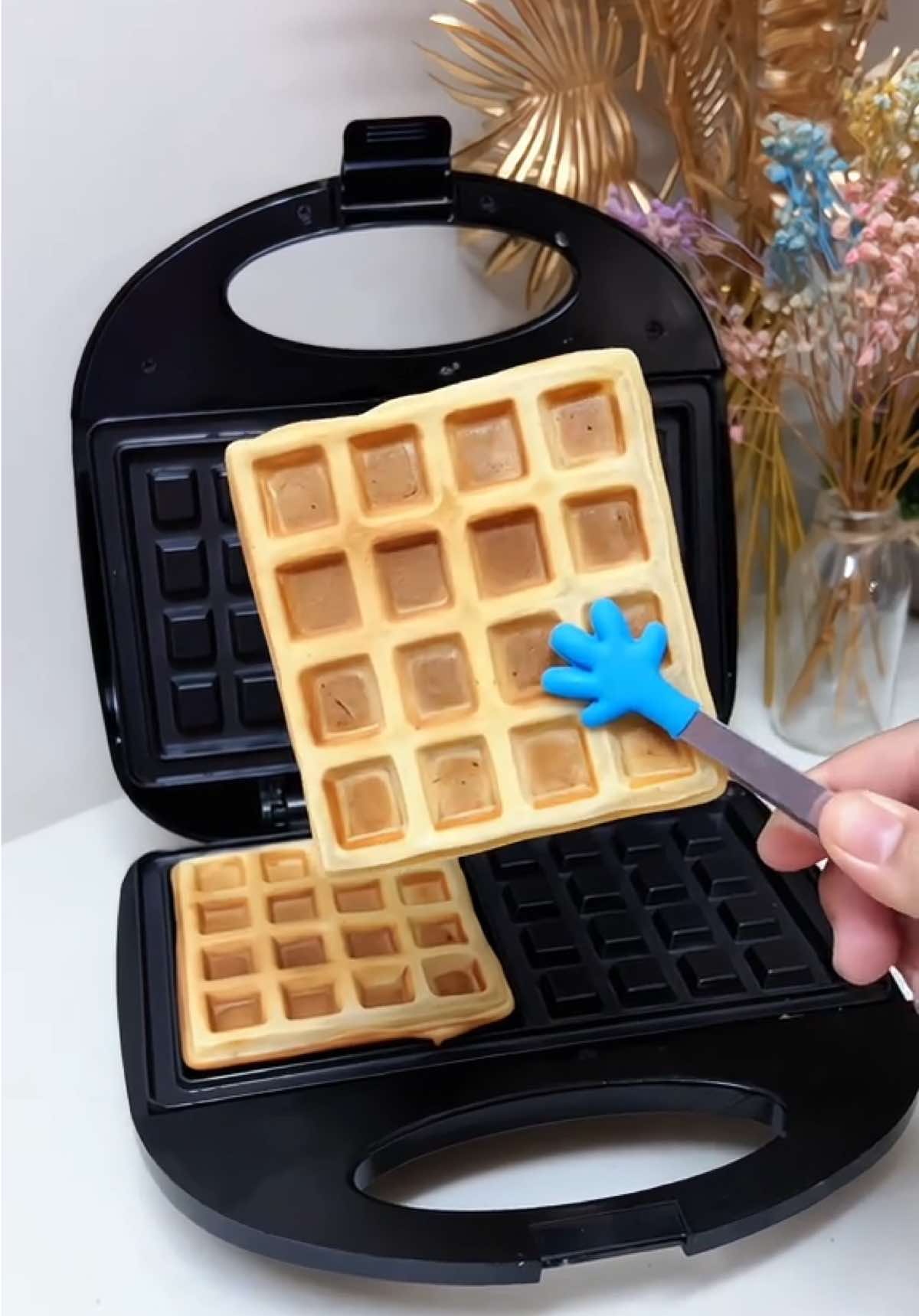 Cetakan waffle listrik multifungsi. Selain untuk panggang waffle, bisa juga buat roti bakar atau sandwich ♡ #waffle #wafflemaker #sandwichmaker #alatpemanggang #racuntiktok 