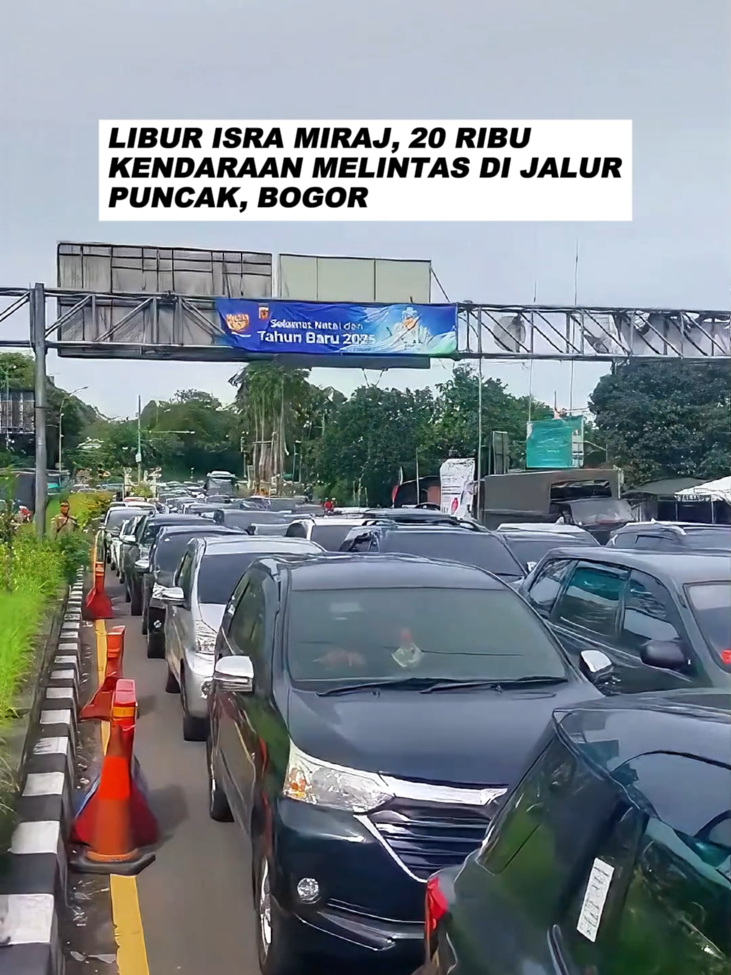 Update Arus Lalu Lintas Puncak Hari Ini 🚗 - Satlantas Polres Bogor mencatat sebanyak 12 ribu kendaraan menuju Puncak dari Jakarta sejak dini hari hingga pagi ini, Senin (27/1). Sementara itu, sebanyak 8.200 kendaraan turun dari Puncak ke Jakarta. - 📍 Langkah Rekayasa Lalu Lintas: 🔹 One Way: Diterapkan dari Jakarta menuju Puncak sejak pukul 07.30 WIB. 🔹 Contra Flow: Dari KM 44 hingga KM 46.400 (exit Tol Ciawi) sejak pukul 06.00 WIB. 🔹 Ganjil-Genap: Dilaksanakan mulai pukul 06.00 WIB pagi. - 👮‍♂️ Petugas gabungan dari Polri, TNI, Satpol PP, dan Dishub bekerja keras di lapangan untuk mengatur lalu lintas dan memastikan kelancaran perjalanan. - Catatan: Kendaraan bernopol genap yang ingin menuju Puncak akan diarahkan putar balik sesuai kebijakan ganjil-genap. . . 🎥 : Jabar Ekspres/Regi #jabarekspres #tiktokberita #fyp #radarjabar #bogor #isramiraj #LaluLintasPuncak #PolresBogor #InfoBogor #ArusLaluLintas