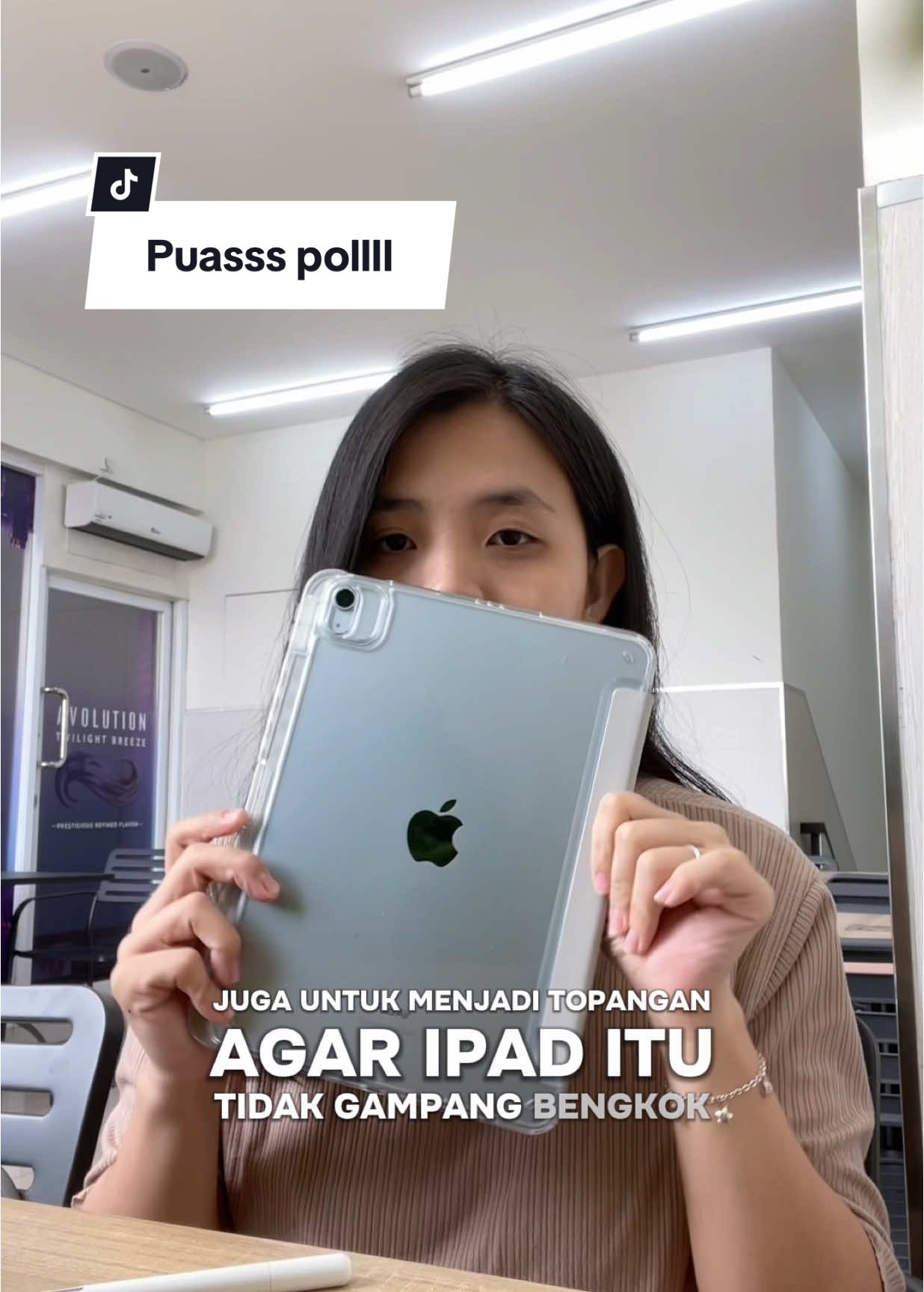 ⚠️ GA BOLEH BANGET DI SKIP untuk Ipad User Penting banget jaga Ipad kamu karena memang ipad itu bisa bengkok 🥹  Aku tim anti soft case dan lebih prefer hard case ya khususnya yang dari akrilik  Case aku ini dari @Levino.id , cakep poll, warnanya cakep cakep dan yang terpenting super protect setiap sisi Ipad. (Lebih murah dari tetangga juga 🤪) Super recommend and def buy another color! LINK DI BIO ✅ #ipadcase #ipadcaserecommendations #ipadhardcase #levinocaseipad 
