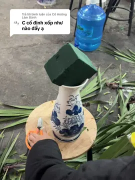 Trả lời @Cô Hương Làm Bánh cố định xốp vào bình hoa#decorsukien #phongcuoihoatuoi #trangtrigiatien #decortieccuoi #bacninh #hoacodau #hottrend #trangtrigiartien 