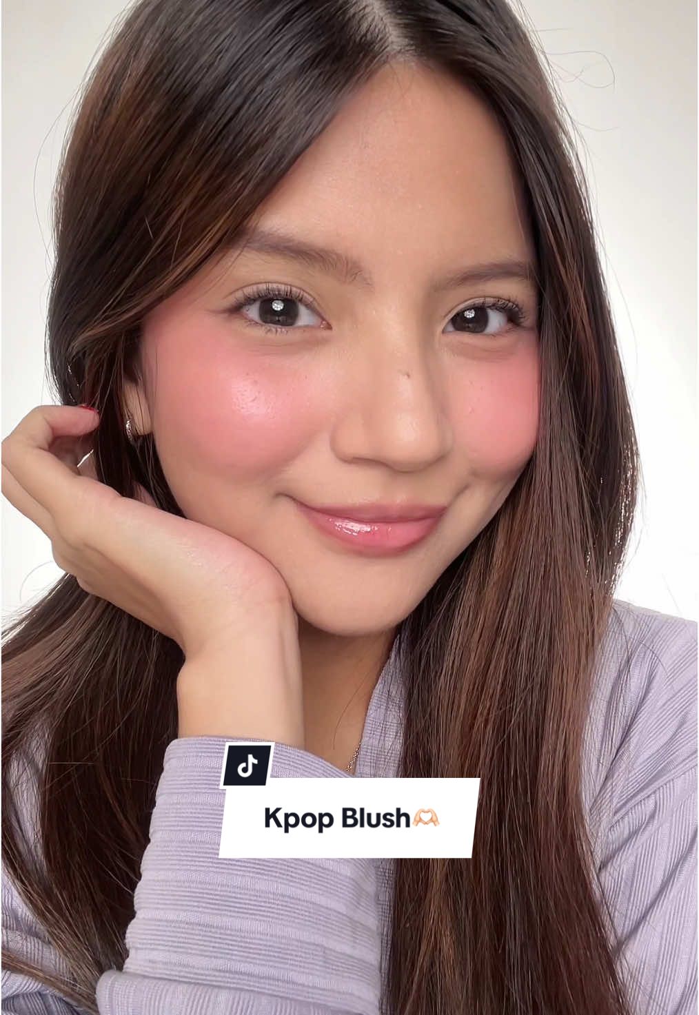 Angkat tangan di komen yang suka banget sama blush ala KPop Idol!! 🤏🏻🤏🏻 Kali ini MinRos bikin tutorialnya nihh, pake Cheeky Flush Liquid Blush shade Dear Diary dan Pink Serenade 💗 Siapa yang mau langsung recreate ini?? 😍 #wearroséandslay #RoséAllDay #BlushToImpress #CheekyFlushLiquidBlush 