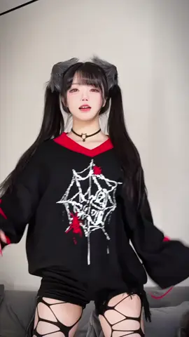 甜妹就是要配硬曲！#越南鼓卡点舞 #浅跳一下 #双马尾