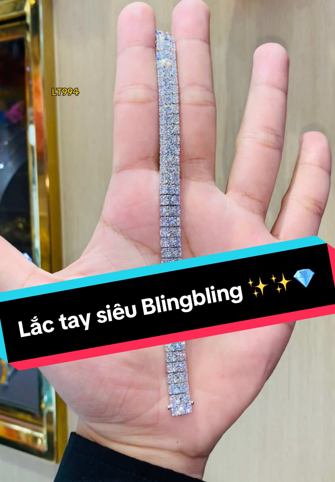 Mẫu lắc tay đính full kim cương thiên nhiên đăng cấp sang trọng đặc biệt siêu #blingbling #bling có sẵn tại #tamluxury #trangsuc #kimcuong #kimcuongthiennhien #dangcap #sieupham #tamluxuryvn #tamluxurydiamond 