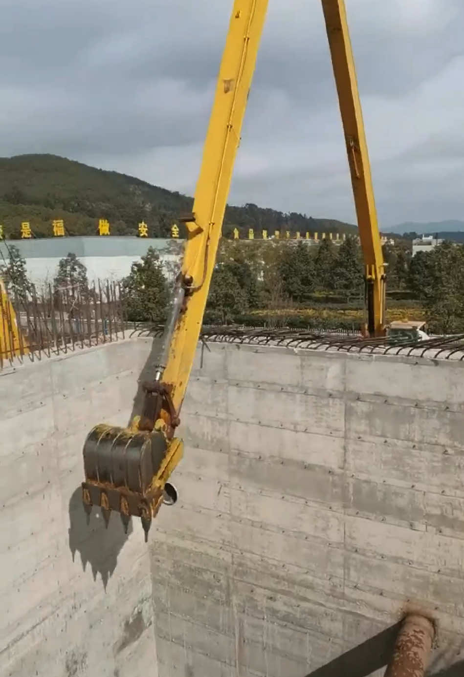 How Deep can this Excavator Go! #deep #construction #trending #tiktokindia 