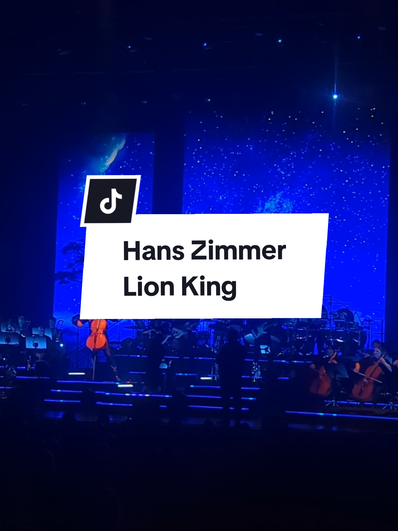 Ich hatte so eine Gänsehaut als MUFASA erschienen ist. das gehört zwar nicht zum Lockenkontent aber es war zu schön um es nicht mit euch zu teilen 💓  Hans Zimmer ❤️  #lionking #mufasa #hanszimmer #hanszimmerlive #fyp  #worldofhanszimmer #königderlöwen #disney #fy