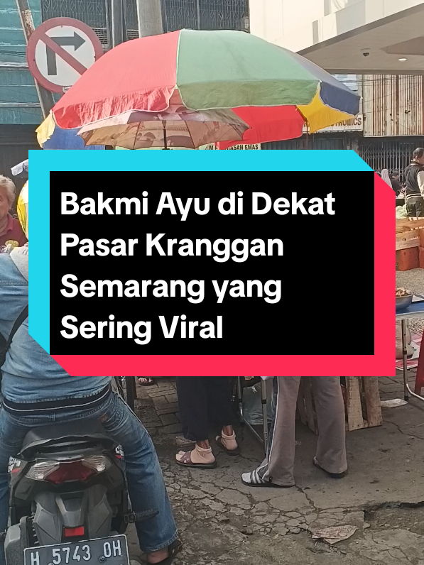 Bakmi Ayu di Dekat Pasar Kranggan Semarang yang sering viral, habis belanja kebutuhan mampir beli 2 bungkus, seporsi cuma Rp 5000an buka setiap pagi habis subuh, antrinya lumayan pelayanan cepat, rasa banyak yang cocok #bakmiayusemarang #bakmiayuviral #bakmipasarkranggan #kulinersemarang 