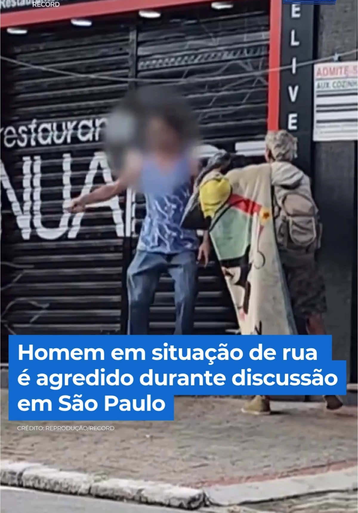 Homem em situação de rua é agredido durante discussão na Mooca, Zona Leste de São Paulo. A confusão teria começado quando o homem urinou dentro de uma garrafa plástica. O agressor ficou irritado e atacou a vítima com um pedaço de pau, em uma cena de agressão intensa #BalançoGeral  Veja essa e outras notícias em R7.com/balancogeralmanha