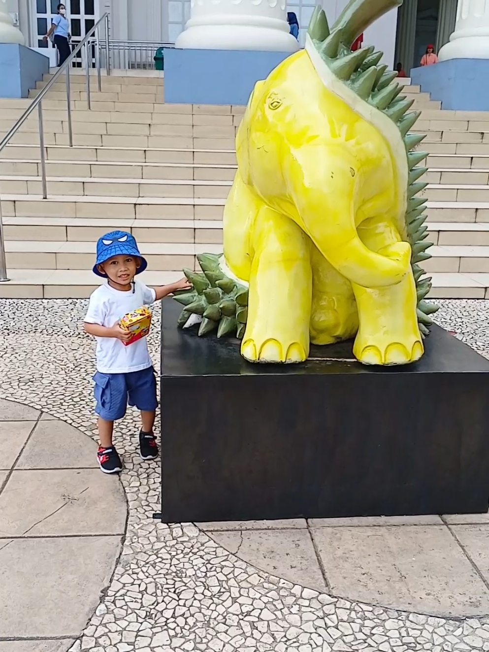 Ada Gajah Durian Bisa Berjalan #kebunbinatang #funny #zoo #gajah #lucu #cute #animal #jalanjalan 