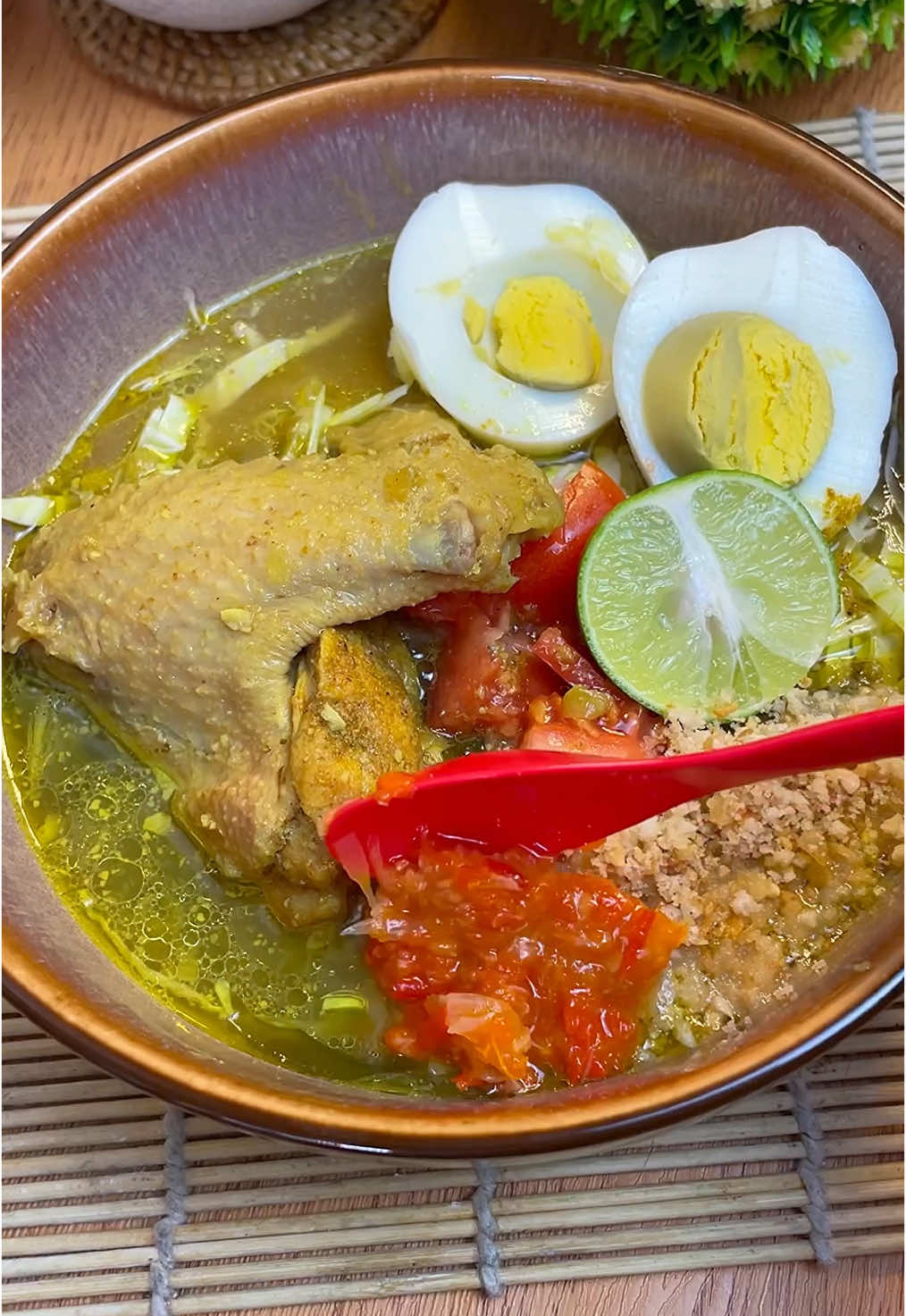 Ternyata selama ini aku baru tau kalo bubuk koya pada soto terbuat dari kerupuk udang dan bawang putih goreng #soto #sotoayam_satset #reseprumahan #cooking #simplecooking #resepseharihari #menusimple #menusahur #fyp #fypppppppppppppppppppppp