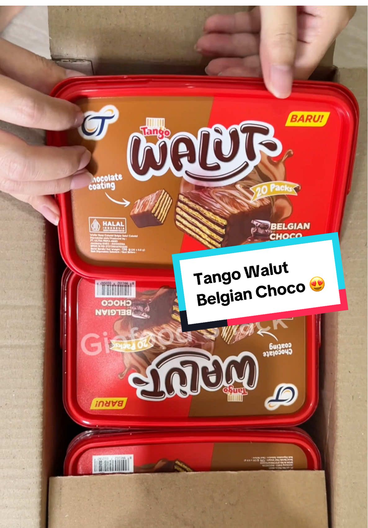 Tango Walut hadir dengan produk terbarunya, yaitu wafer baru dengan rasa cokelat yang enak dan renyah. Produk ini memiliki berat bersih 136 gram dan terdiri dari 20 pack yang dikemas dalam single pack. Setiap gigitan wafer ini penuh dengan rasa manis legit yang langsung membuat harimu lebih seru.  Wafer cokelat ini cocok untuk kamu yang suka ngemil santai, teman kerja, atau bahkan berbagi sama teman dan keluarga. Produk ini termasuk dalam kategori #WaferCoklatEnak, #CamilanRenyah, dan #SnackKekinian.  Keuntungan dari wafer cokelat ini adalah rasa cokelat yang tebal dan wafer yang super renyah. Rasa manis legit pada wafer ini membuat setiap gigitan penuh rasa manis legit yang langsung bikin harimu lebih seru. Kelebihan dari wafer cokelat ini adalah rasa cokelat yang tebal dan wafer yang super renyah.  Manfaat dari wafer cokelat ini adalah sebagai camilan yang enak dan renyah. Keunggulan dari wafer cokelat ini adalah rasa cokelat yang tebal dan wafer yang super renyah serta cocok untuk berbagi dengan teman dan keluarga.  Namun, perlu diperhatikan bahwa pembeli wajib menambahkan packaging extra saat membeli produk ini. Jika terdapat keluhan, pembeli wajib menyertakan video unboxing saat mengajukan komplain. Dengan begitu, kamu bisa menikmati wafer cokelat ini dengan lebih nyaman dan aman. #wibgajian #tango #tangowalut #wafertango #biskuit #coklat #jelajahgajian #jajananviral 