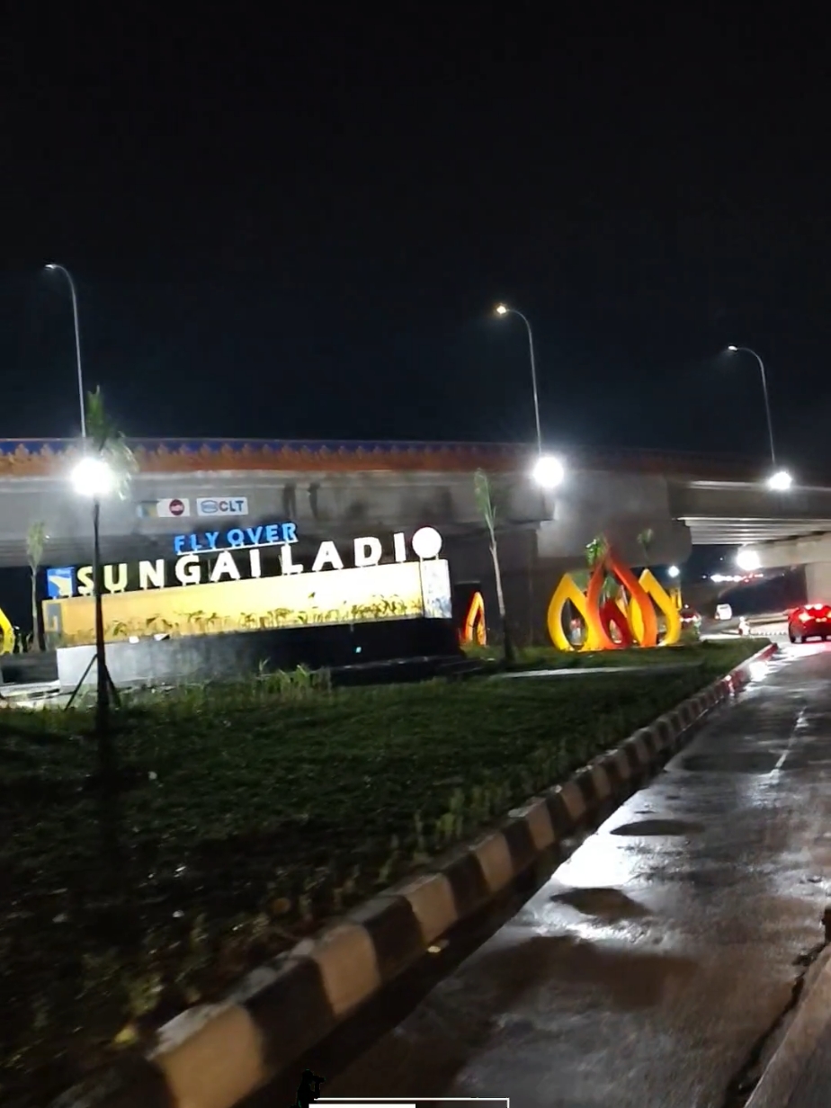 Makin cantik taman flyover Sungai Ladi 🌠 #batam #batamtiktok #batampunyacerita #flyover #seiladi #southlinksbatam #tiban #sekupang #vibes #nightvibes 