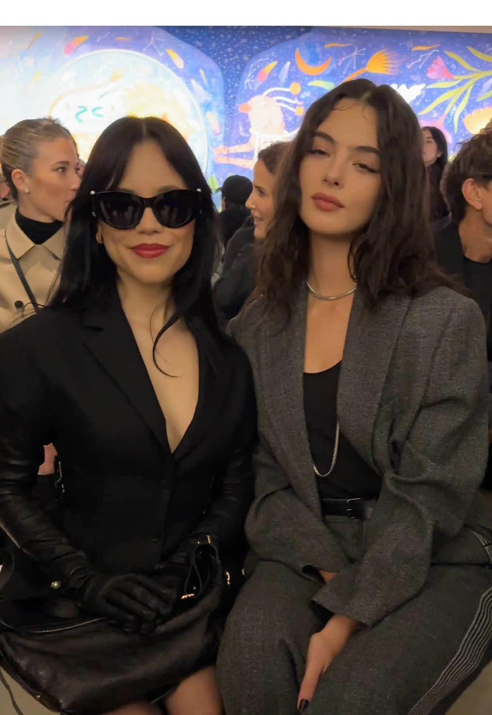 #JennaOrtega y #DevaCassel en el desfile de #Dior 🔥 🎥 @enzoply 