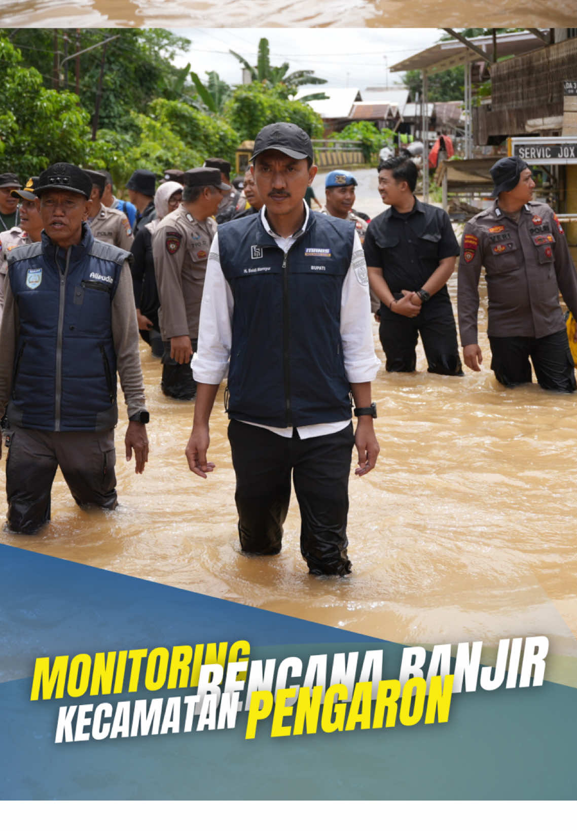 Orang nomor satu di Kabupaten Banjar itu juga menyerahkan sejumlah bantuan sembako kepada warga terdampak banjir di Desa Pengaron. Data dari Kantor Kecamatan Pengaron mencatat 7 desa tergenang banjir antara lain Desa Ati’im dan Lumpangi. Sementara 5 desa lainnya yang cukup parah Desa Pengaron, Benteng, Lobang Baru, Lok Tunggul dan Desa Mangkaok. Dari 5 desa tersebut tercatat sebanyak 1.503 rumah warga  tergenang. Banjir yang menggenangi rumah warga dan fasilitas lainnya di Kecamatan Pengaron tersebut disebabkan hujan dengan intensitas tinggi yang menyebabkan meluapnya Sungai Riam Kiwa. Banjir dengan ketinggian bervariasi 10 hingga 60 cm di dalam rumah tersebut tidak hanya merendam permukiman namun sejumlah fasilitas umum seperti jalan, masjid, musala, sekolah, kantor desa, puskesdes hingga balai pertanian turut terdampak. “Atas saran Bupati bantuan berupa sembako ini akan kita masak di dapur umum, di halaman kantor kecamatan, akan kita bagikan kalau sudah masak. Terkait sampai kapan dapur umumnya kita lihat kondisi serta bahan-bahan yang tersedia,” kata Camat Pengaron Alipudin.  Syarbani (45) warga Desa Lok Tunggul mengaku malam ini banjir mulai menyurut. “Dalam rumah kalau siang tadi sebatas lutut, malam ini tinggal 20 cm, alhamdulillah menyurut,” ujarnya. Terkait bantuan Bupati Banjar ia dan keluarga sampaikan terima kasih atas perhatian serta bantuan yang diberikan. “Alhamdulillah, sampai nasi bungkus dari dapur umum, relawan pakai perahu membaginya, kita orang lima di rumah, dapat 5 bungkus,” ujar Syarbani. #banjir2025 #banjirkalimantanselatan #banjirkalimantan #pengaron 