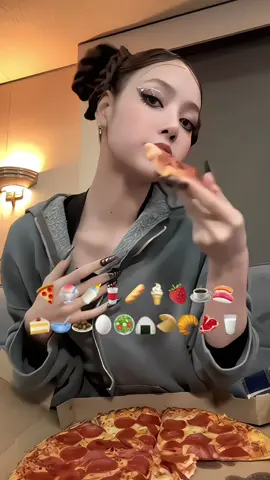 Lisa mukbang 🥡 #lisa #blackpink #eating #mukbang #asmr #kpop #kpopeating #fancam #asmr #asmrsounds #fyp 