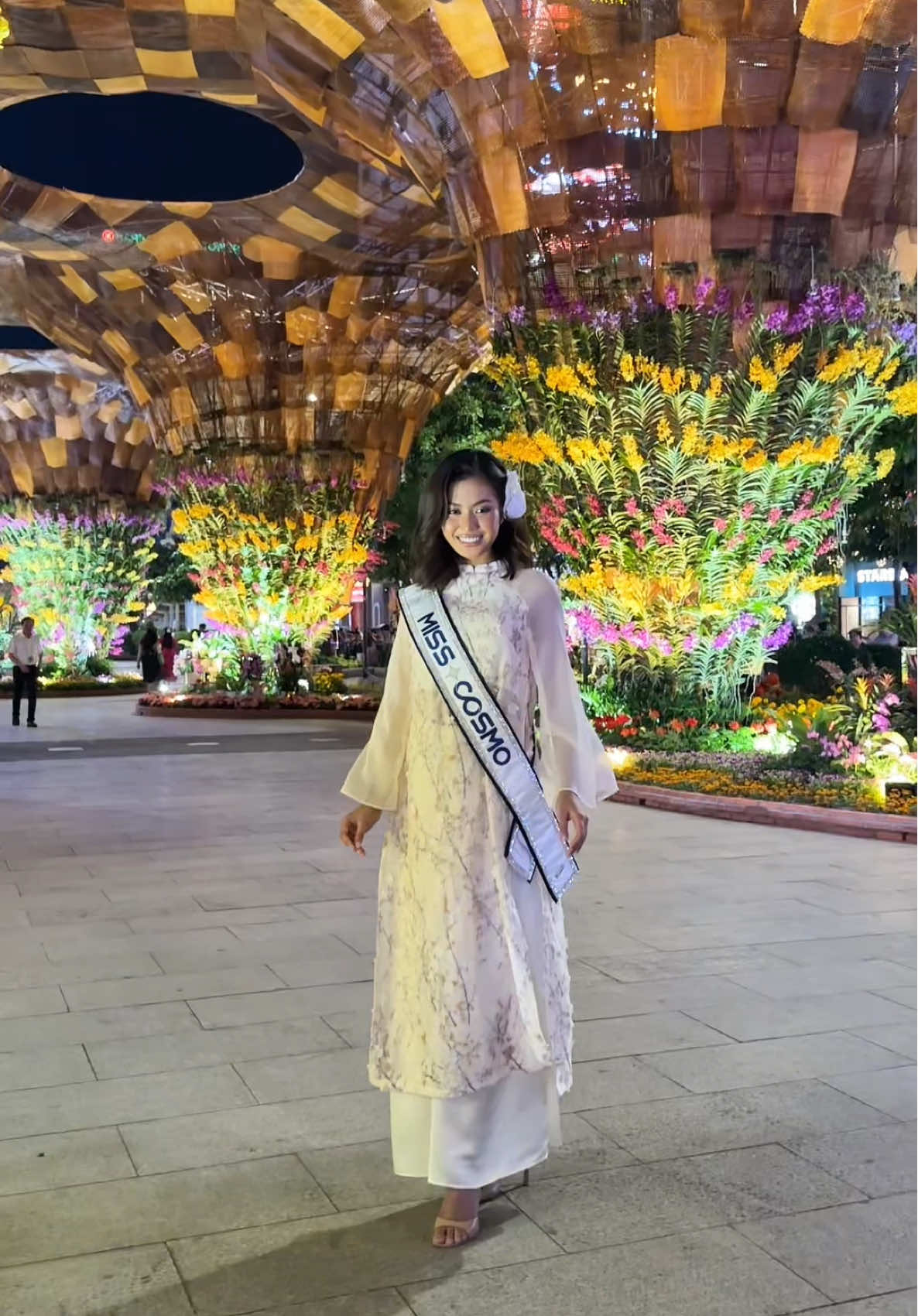 At this opening of Nguyen Hue Flower Street, Miss Cosmo 2024 @Tata Juliastrid♾️ of meeting with senior leaders of Ho Chi Minh City, as well as consuls from around the world. She not only connected Vietnamese culture with friends from all over, but also introduced the warm hospitality and beauty of Indonesia through this event 🇻🇳🇮🇩 #MissCosmo #KetutPermataJuliastrid #UniMedia #ImpactfulBeauty #Tết2025 #TikTokGiaiTri 