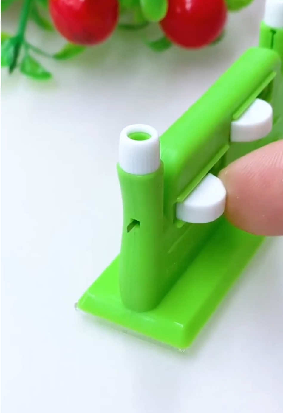 Easy to needle thread😏#gadgets #coolstuff #coolgadgets #homegadgets #product #shopping #favoritefinds #LearnOnTikTok #tiktokmademebuyit #fyp 