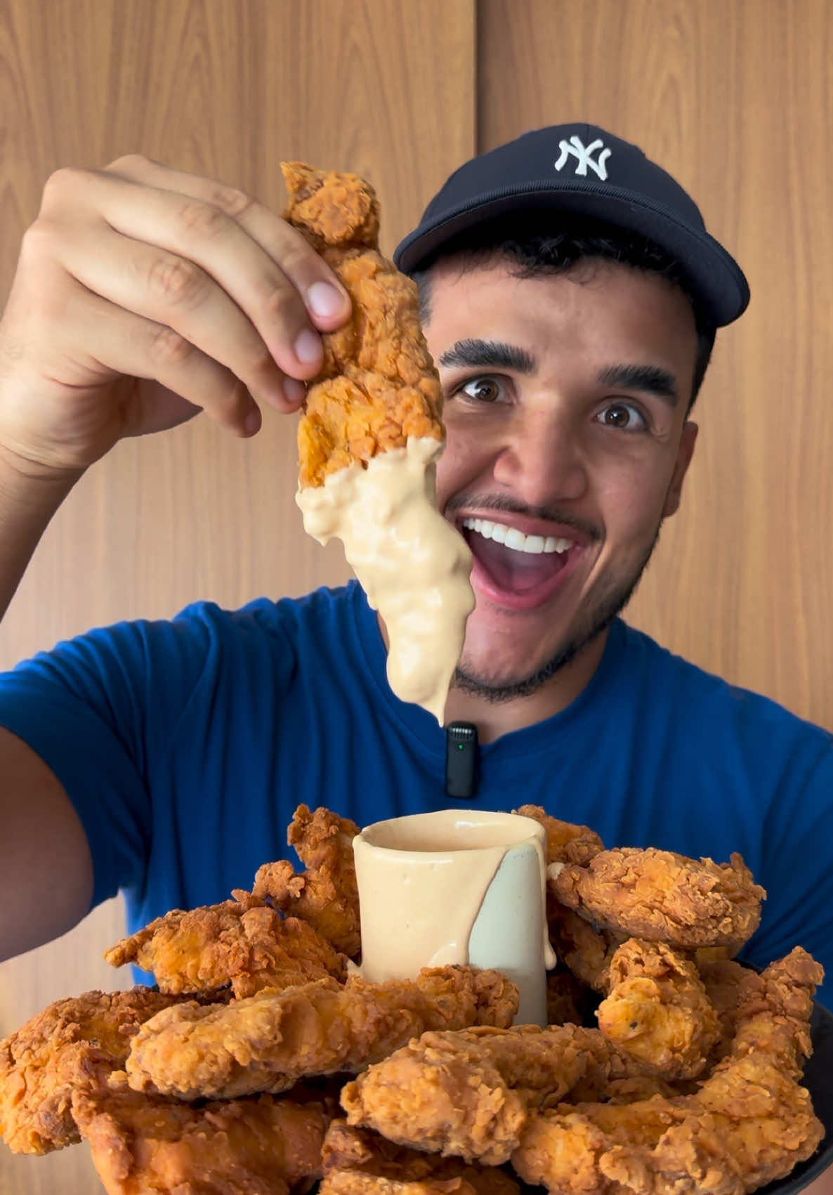 Frango estilo KFC 🍗 Ingredientes:  500 gramas de peito de frango em tiras grandes  1 xícara de farinha de trigo  1/2 xícara de amido de milho  1 colher de sopa rasa de sal  1 colher de sopa rasa de páprica defumada  1 colher de chá de páprica picante  1 colher de sopa rasa de fermento em pó  Pimenta do reino à gosto  2 ovos  1 xícara de água  2 dentes de alho ralados  Pra empanar: 1 xícara de farinha de trigo  Depois que fizer a mistura da marinada deixe descansar na geladeira por pelo menos 1 hora. Passe na farinha de trigo e frite em óleo quente!  Molho:  1/2 xícara de maionese  2 colheres de sopa de ketchup  2 colheres de sopa de mostarda  Um pouquinho de água do picles ( se nao tiver não precisa)  Misture tudo e aproveite!  Fica surreal de gostoso!  #frango #receita #comida #gastronomia #fritura #salgado #almoco #janta #maionese #kfc 