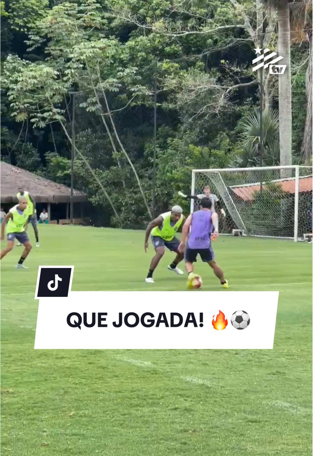 🇧🇷 -> 🇺🇾 -> 🇻🇪 Bela trama entre Artur e Ponte até o golaço de Sava🔟 no treino de hoje! 🔥 #VamosBOTAFOGO  #botafogo #bfr #futebol #treino #tiktokesportes 