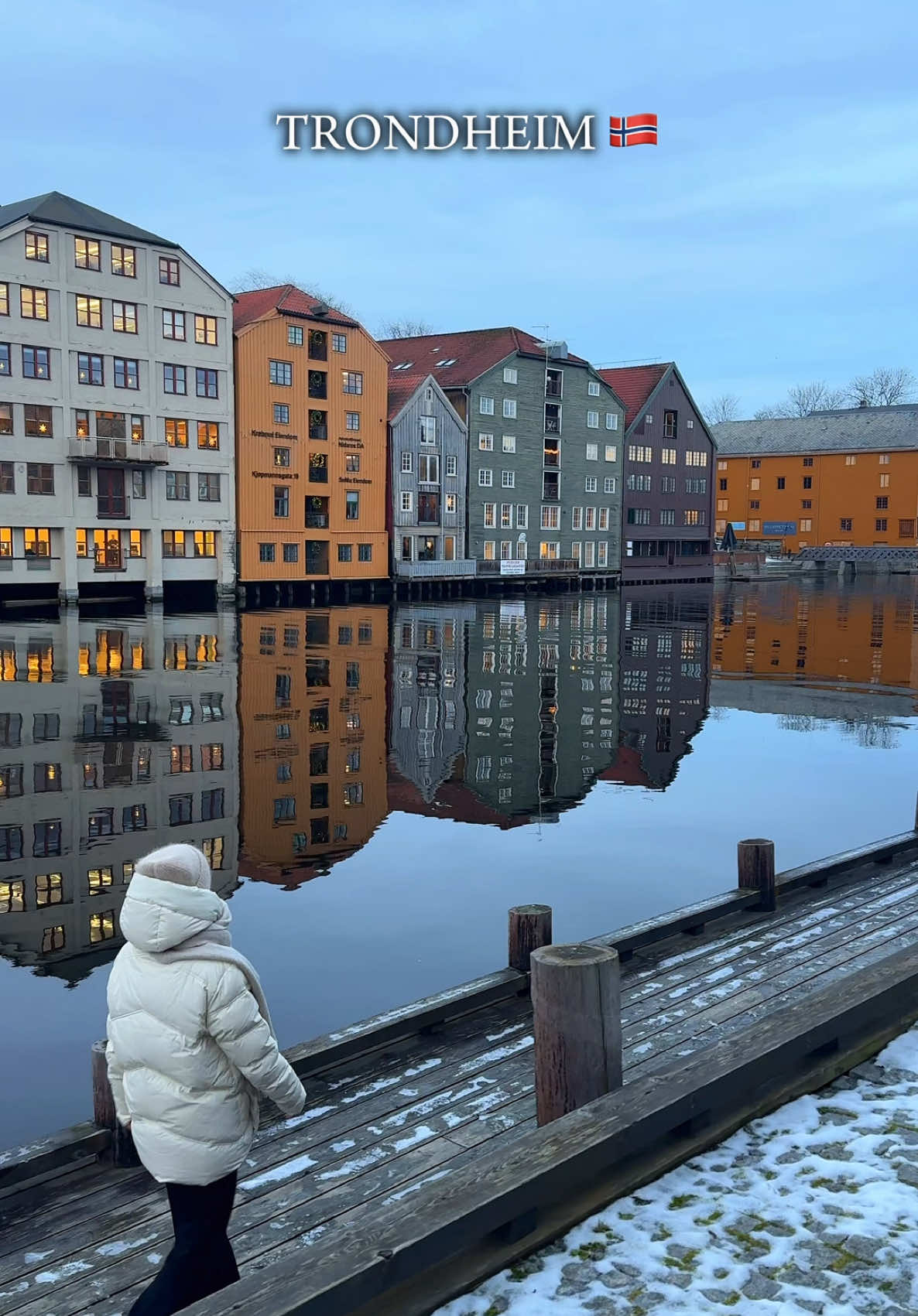 📍TRONDHEIM 🇳🇴 Kto był, ręka do góry? Kto się wybiera, również! 🤩 W samym sercu Norwegii nad Trondheimsfjorden, leży kolorowe i ważne z historrycznego punktu widzenia, miasto Trondheim. Miasto nazywane jest również miastem Wikingów, wypełnionym ważnymi dla kraju zabytkami i bogatą historią, która miesza się z nowoczesnym norweskim stylem. Młodzi ludzie w kawiarniach i na ulicach, luźniejsza atmosfera. To wszystko sprawia, że Trondheim wydaje się tętniącym życiem, w lecie pełnym zieleni, bardzo przyjaznym miejscem na mapie Norwegii. Bardzo lubię energię tego miasta. 🇳🇴 Tym razem pocztówka z lekko zimowego Trondheim ♥️ #visittrondheim #trondheim #trøndelag #trondheimsfjorden #trondhjem #nidarosdomen #nidelva #miasto #citybreak #skandynawia #podróżniczka #kieruneknorwegia #visitnorway #norway  Co zobaczyć w Trondheim | Miasta w Norwegii | Co zobaczyć w Norwegiii
