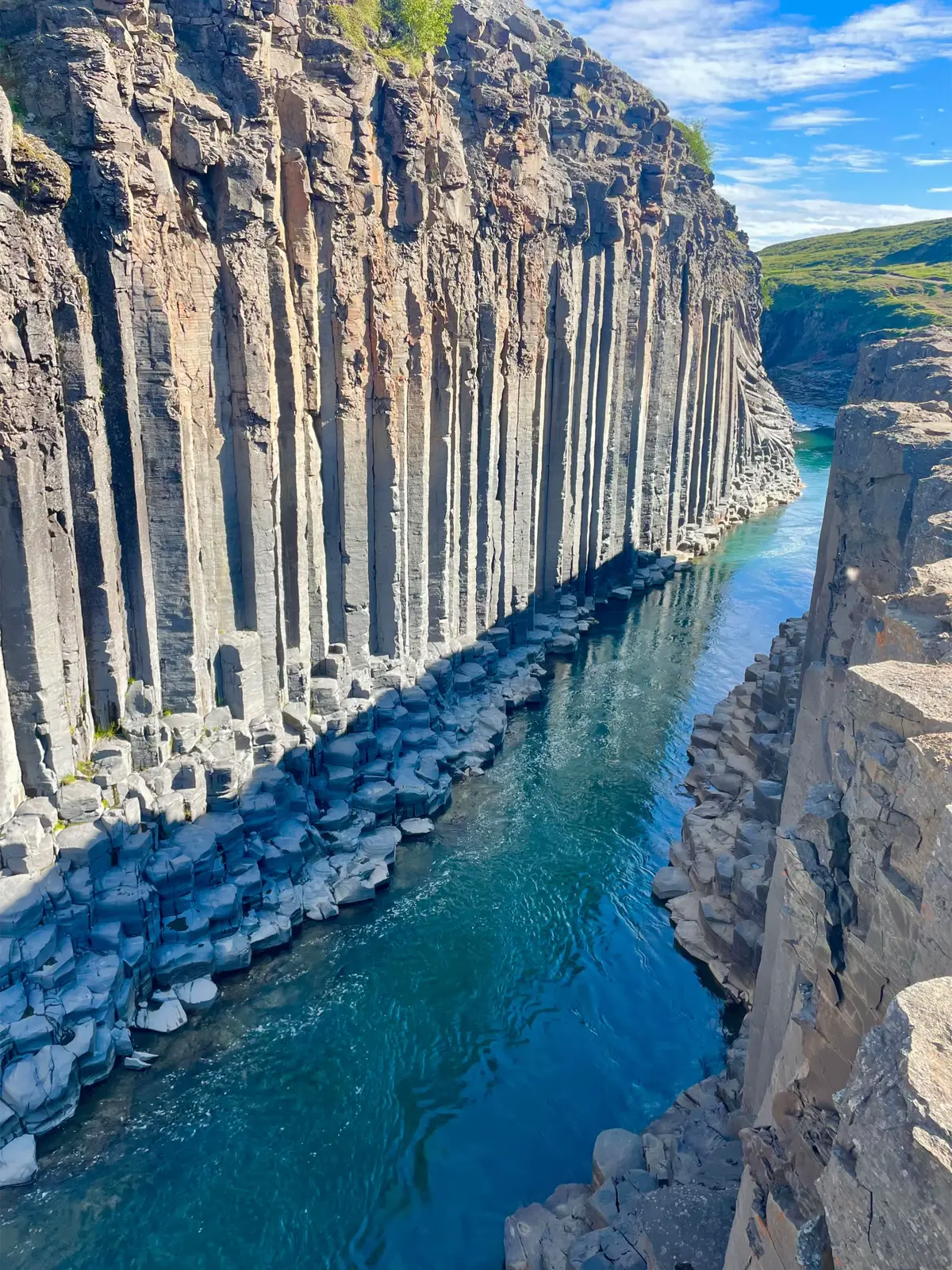 Der Stuðlagil Canyon im Osten von Island ist zweifellos eine der atemberaubendsten Naturschönheiten, die dieses faszinierende Land zu bieten hat. #studlagilcanyon #island #iceland #breathtaking #abenteuer #adventure #reisen #travel #fy #fyp 